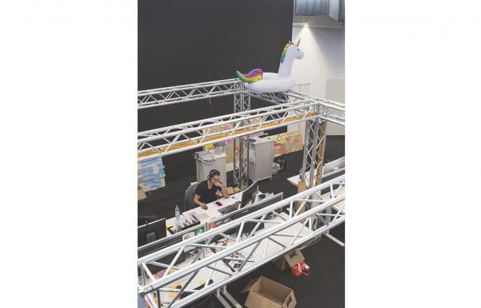 Bosch joue les incubateurs de start-up. Le géant de l’équipement automobile a ouvert en 2013 une plate‑forme dans une ancienne usine de 5 000 m², au nord de Stuttgart.
