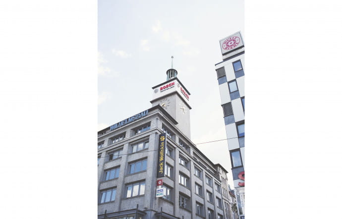 Fortement endommagé pendant la Seconde Guerre mondiale, le centre-ville marie différents styles architecturaux.