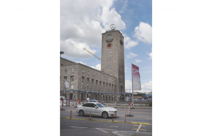 La gare centrale, surmontée de la fameuse étoile Mercedes, est l’un des principaux repères de la ville.
