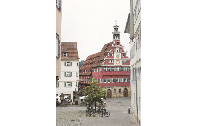 Multiculturelle, Stuttgart compte de nombreux quartiers où il fait bon flâner. Au sud-est, Esslingen a conservé sa vieille ville et ses monuments médiévaux.