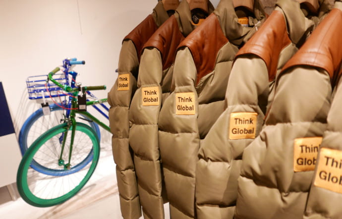 La doudoune Chevignon x The Good Life est désormais disponible, au Good Concept Store, dans les boutiques parisiennes de Chevignon et sur les sites de e-commerce de Chevignon et The Good Concept Store, 430 €. Edition limitée à 180 exemplaires.