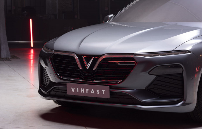 Sur la calandre des autos VinFast, un clin d’oeil aux initiales de la marque avec un « f » qui se forme discrètement sur le côté gauche.
