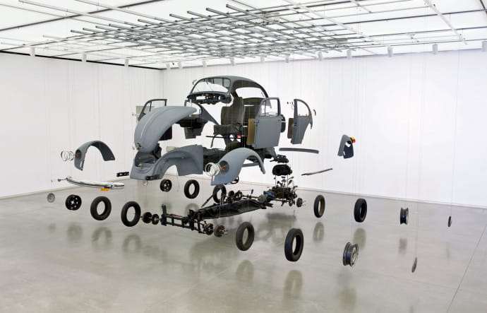 Une Volkswagen Coccinelle démantelée par Damien Ortega, pour la 50e Biennale de Venise, en 2003.