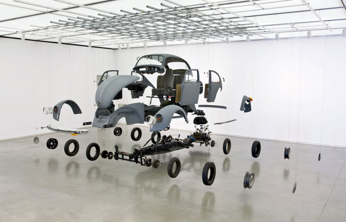 Une Volkswagen Coccinelle démantelée par Damien Ortega, pour la 50e Biennale de Venise, en 2003.