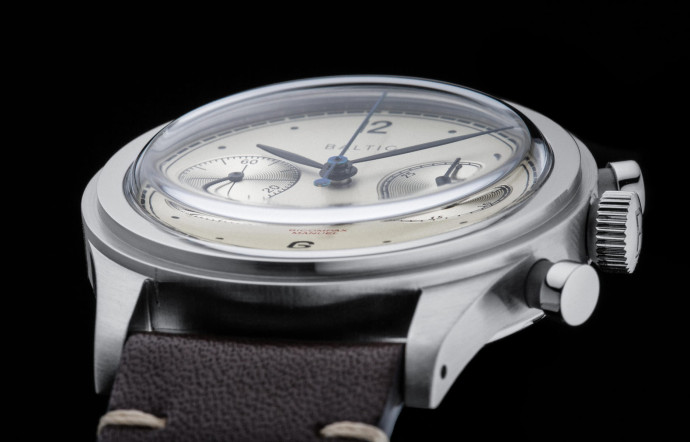 Les montres Baltic reprennent les codes horlogers des années 30 et 40, notamment des boîtiers « step case » et leurs verres protégés par une « marche ».