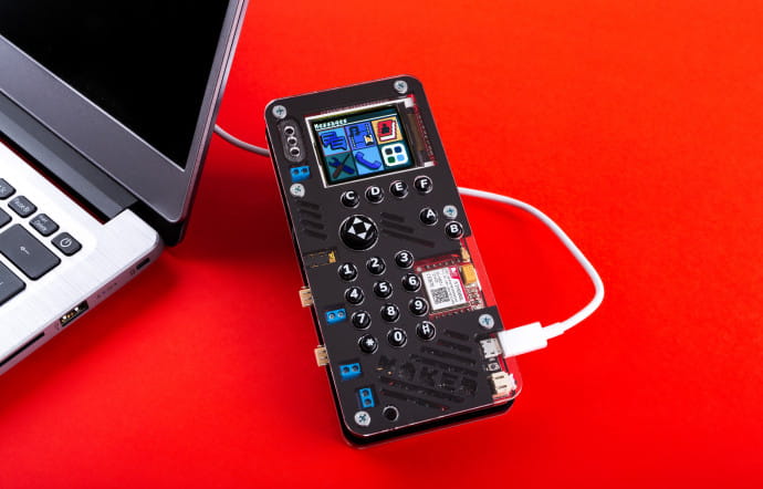 Il est possible de programmer des applications et jeux pour le MakerPhone via Scratch, Python et Arduino.