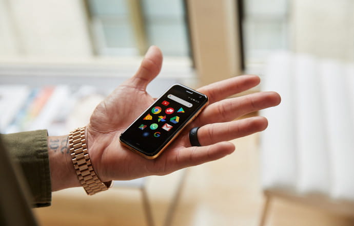 La promesse intiale du Palm est la même qu’en 1996 : tenir dans la paume de la main. C’est possible grâce à un petit écran HD de 3.3 pouces.