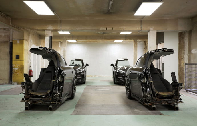 Une Porsche Panamera divisée en 4 parts égales. Yngve Holen pour la fondation Lafayette Anticipations, à Paris.