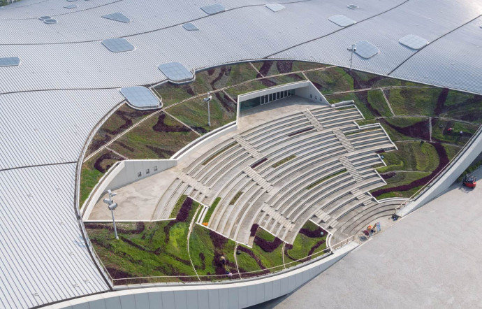 L’amphithéâtre végétalisé sur le toit, donnant sur le parc de 46 hectares.