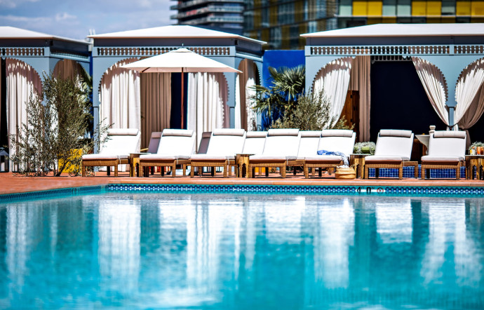 La piscine d’inspiration marocaine ouvrira ses portes en mars.