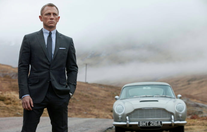 Skyfall (2012), avec Daniel Craig et Ll’Aston Martin DB5.