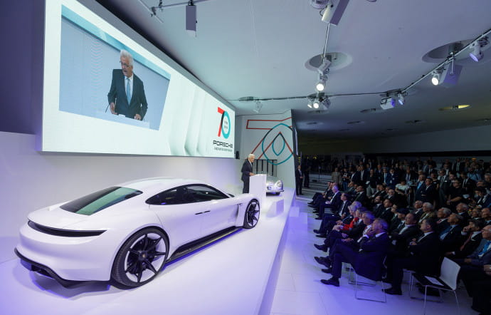 Le groupe Porsche vient de célébrer ses 70 ans dans son musée de Stuttgart. La cérémonie a été l’occasion de révéler le nom de sa première voiture électrique, la Taycan.