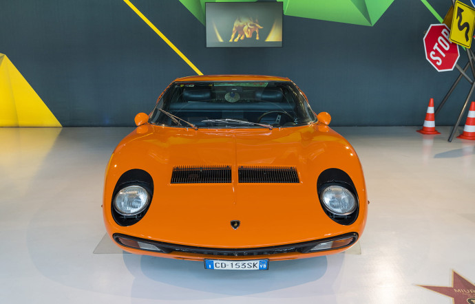 Lamborghini est établi à Sant’Agata Bolognese, près de Bologne. L’usine, ultrasophistiquée, compte 3 chaînes de production. Quant au musée, il présente les véhicules historiques, comme la Miura, ainsi que les modèles récents et les concept-cars.