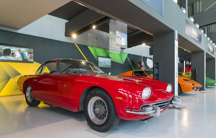 Lamborghini est établi à Sant’Agata Bolognese, près de Bologne. L’usine, ultrasophistiquée, compte 3 chaînes de production. Quant au musée, il présente les véhicules historiques, comme la Miura, ainsi que les modèles récents et les concept-cars.