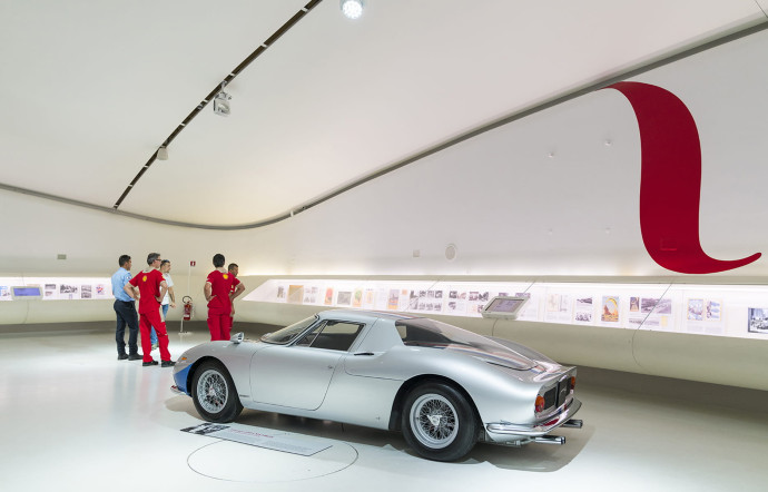 Le constructeur au cheval cabré a droit à deux musées. Le musée Enzo Ferrari, ouvert en 2012, à Modène, est sur le site de la maison de naissance du fondateur.