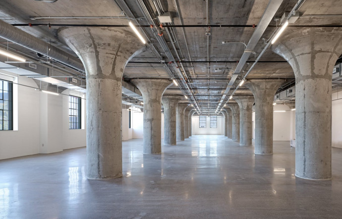Dédié aux expositions principales, le troisième niveau et sa structure de béton entièrement mise à nue.