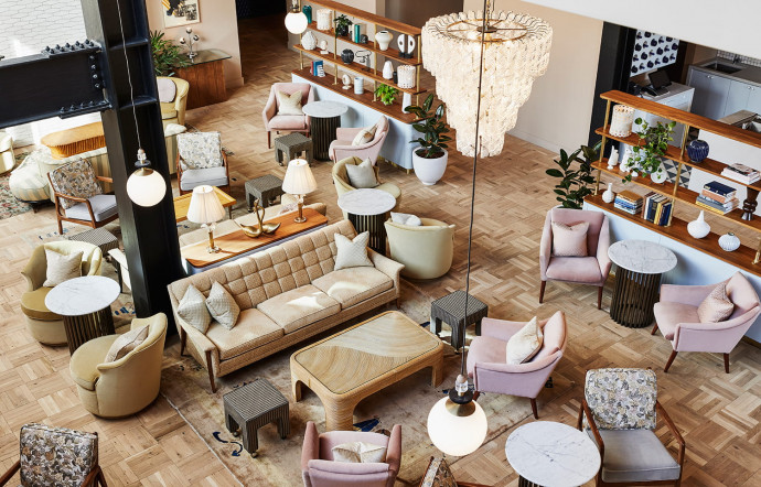 Plutôt canapé à plusieurs ou fauteuil en duo, le lobby-salon du Hoxton sait recevoir.