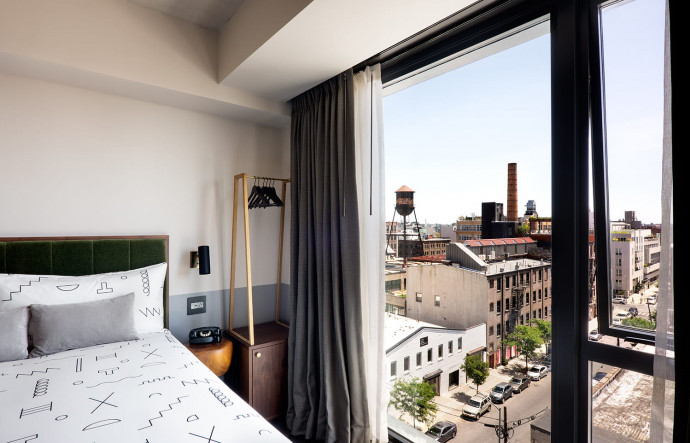Depuis sa chambre, on peut même apercevoir les châteaux d’eau autrefois produits en lieu et place de l’hôtel.