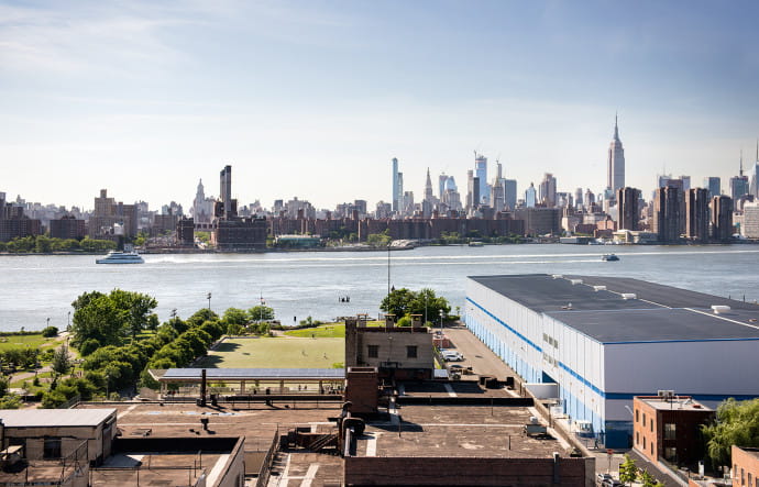 Vue plongeante sur la skyline de Manhattan depuis le rooftop de l’hôtel.