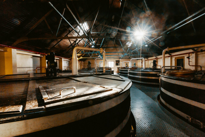 Les imposantes cuves de fermentation en bois protègent leur trésor liquide.