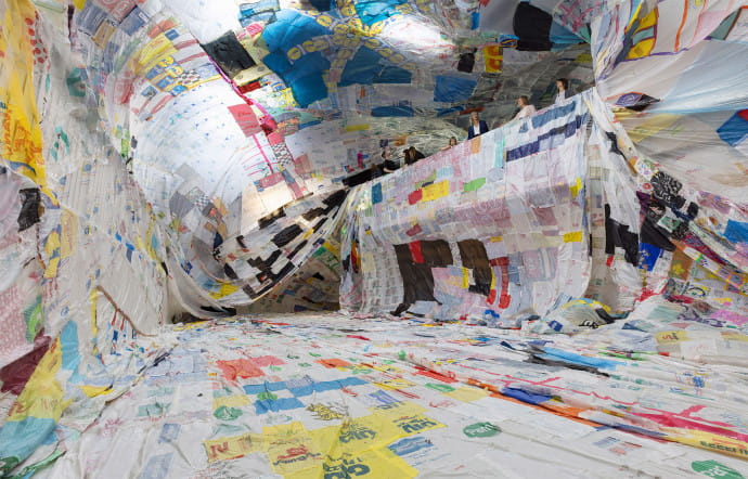 Dans le cadre de l’exposition On Air, au palais de Tokyo, Tomás Saraceno fait visiter l’intérieur du ballon solaire Museo Aero Solar.