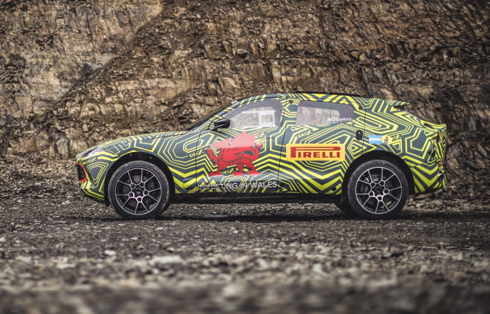 Le DBX est le premier SUV d’Aston Martin, et sera le premier modèle fabriqué par le constructeur dans sa nouvelle usine de St Athan, au Pays de Galles.