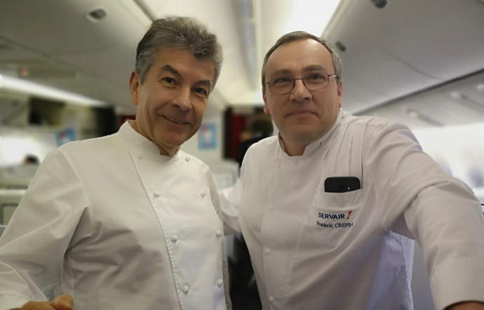 Régis Marcon, chef étoilé, et Frédéric Crépin, chef Servair, sur le vol AF010 d’Air France entre Paris et New York, le 27 novembre dernier.