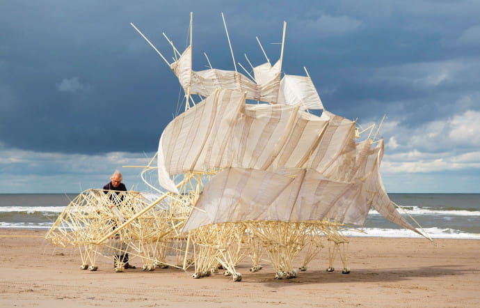 Le Néerlandais Théo Jansen devant l’une de ses strandbeest : Plaudens Vela (2013)