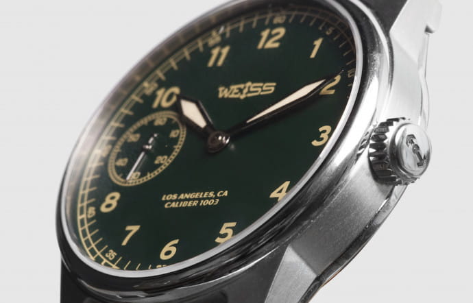 Comme Timex avec Waterbury (Connecticut) et Shinola avec Detroit, Weiss affiche fièrement ses racines californiennes sur ses cadrans.