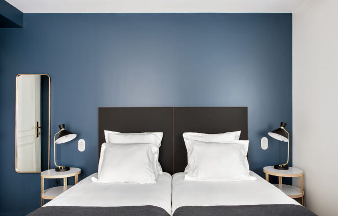 Dans chaque chambre, le mobilier sur-mesure se mêle aux objets chinés par les designers.