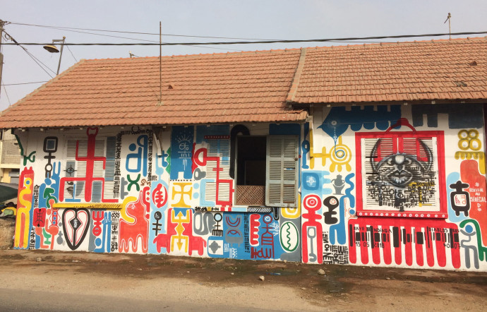 Au Sénégal, le street-art est encouragé pour enjoliver les zones délaissées. Des graffitis ornent les murs du district de Médina, à Dakar.