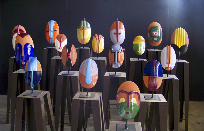 Masques de Mauro Petroni, céramiste établi au Sénégal depuis plus de trente ans.