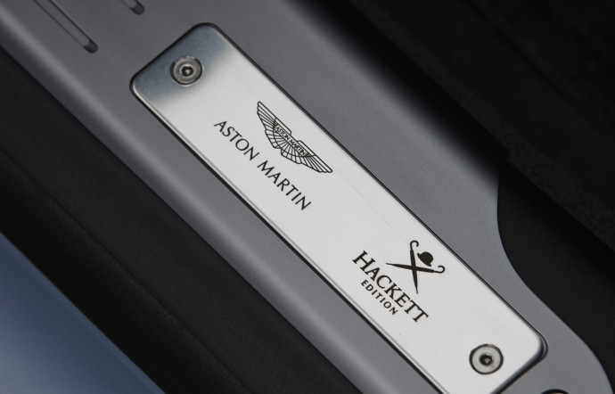Jeremy Hackett signe l’intérieur de l’Aston Martin Rapide S, tapissé de tissu prince-de-galles. So chic !