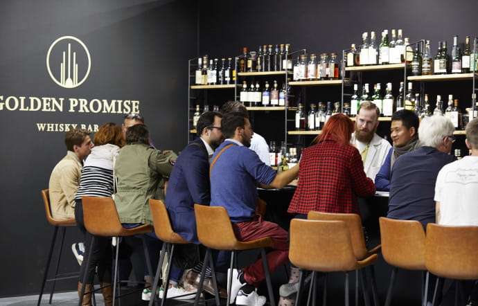 Whisky Live 2018, à la Cité de la Mode et du Design, à Paris. Une véritable invitation au voyage avec les meilleurs distillateurs du monde – Ecosse, Taïwan, Japon, Etats-Unis, France… –, où plus de 150 marques présentent leurs créations et leurs univers.