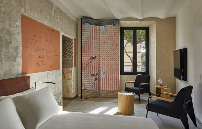 Architecture d’intérieur dépouillée, pour profiter au maximum des vues et des espaces offerts par l’hôtel.