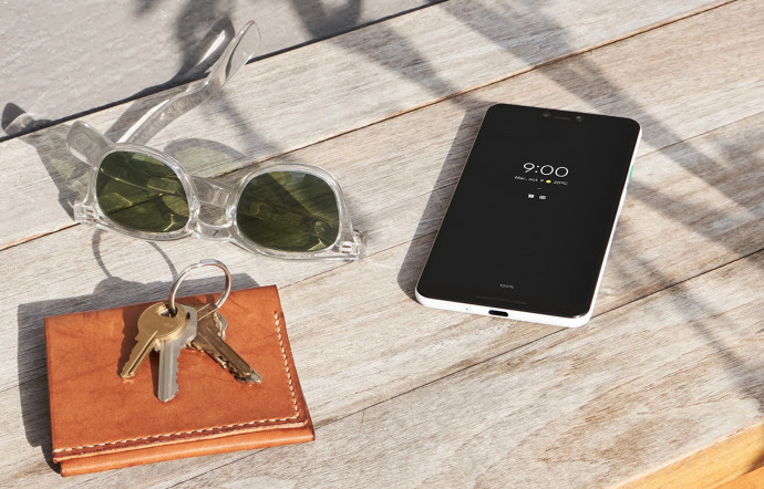 Quand on pose le smartphone face contre la table, il active automatiquement la fonction « Ne pas déranger ».