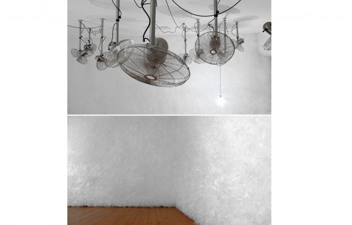 30 000 Plastic bags, 16 ventilators, de Zimoun, présentée à Locarno en 2010. Cette œuvre faisait vibrer le plastique à l’aide de ventilateurs.
