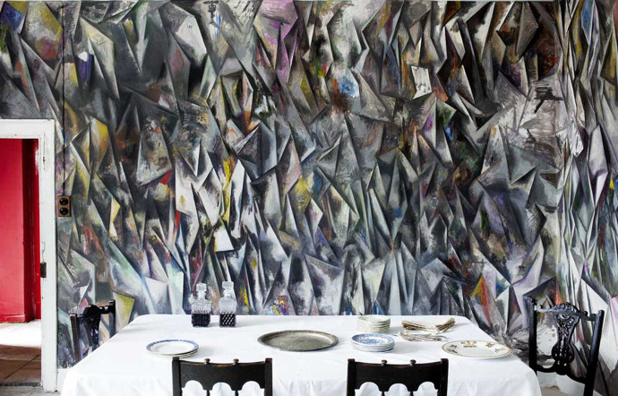 La salle à manger de Durslade Farmhouse est ornée d’une fresque murale à 360° du peintre argentin Guillermo Kuitca.