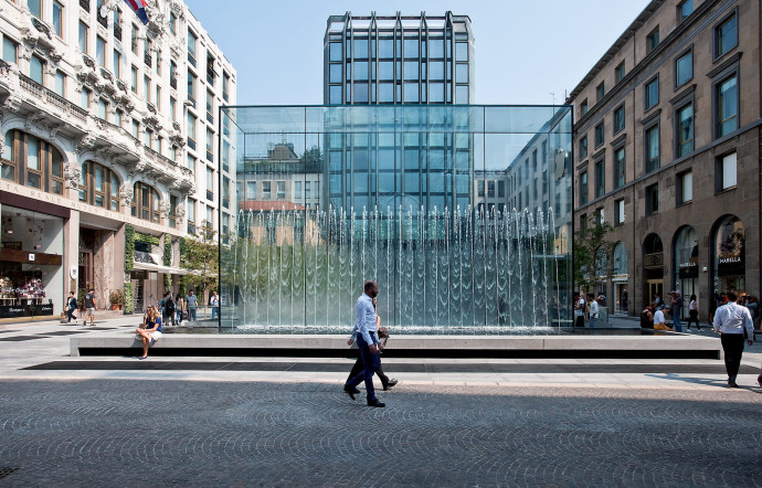 L ’Apple Piazza Liberty se distingue par une architecture de verre et de lumière conçue par Norman Foster. Un espace design qui accueillera des évènements toute l’année.