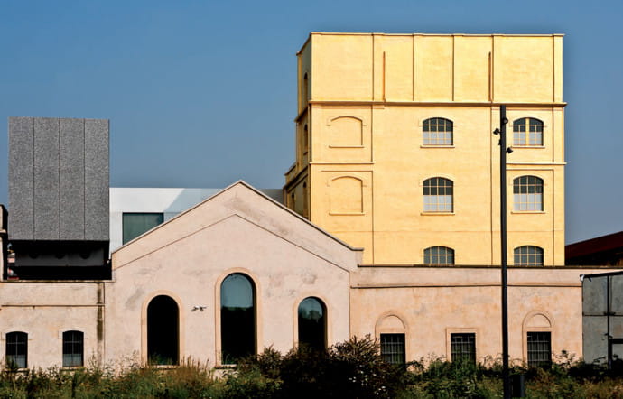 Depuis 1993, la fondation Prada, installée dans une ancienne zone industrielle du début du XXe siècle, promeut des initiatives artistiques.