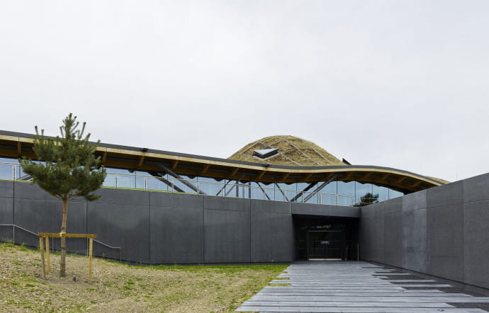 Structure en bois, toit végétalisé, grandes baies vitrées, chais repensés, la nouvelle distillerie The Macallan est un site à la hauteur de l’excellence de son whisky.