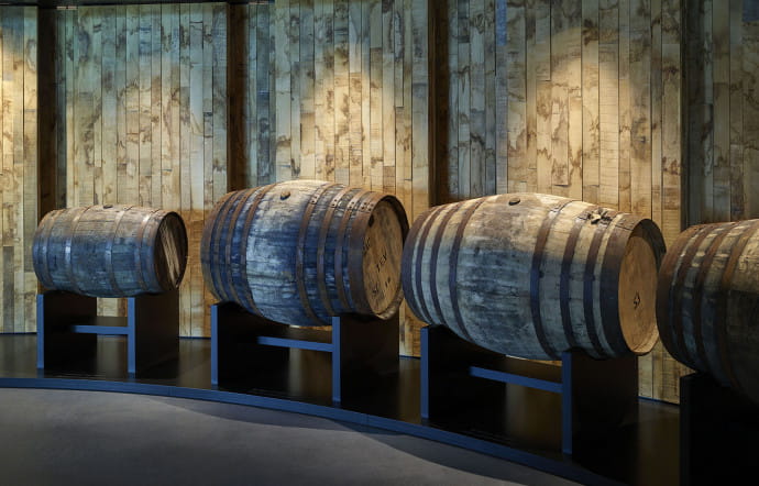 Structure en bois, toit végétalisé, grandes baies vitrées, chais repensés, la nouvelle distillerie The Macallan est un site à la hauteur de l’excellence de son whisky.