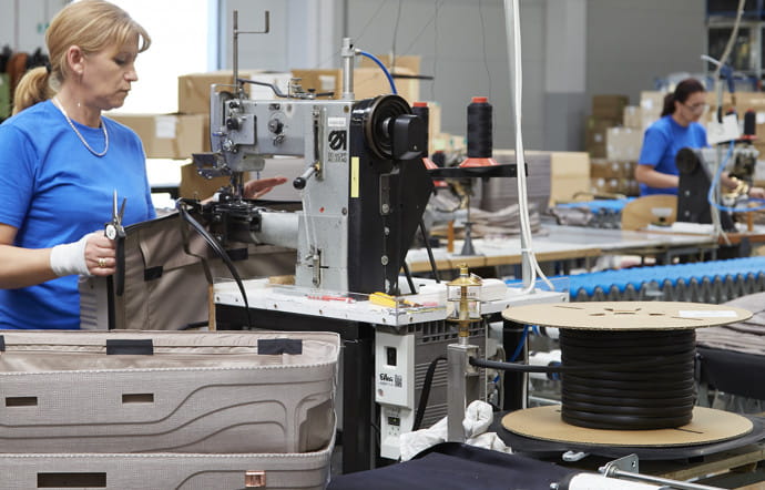 Lorsque les coques sont prêtes, elles sont doublées et équipées de poches textile par les couturières.