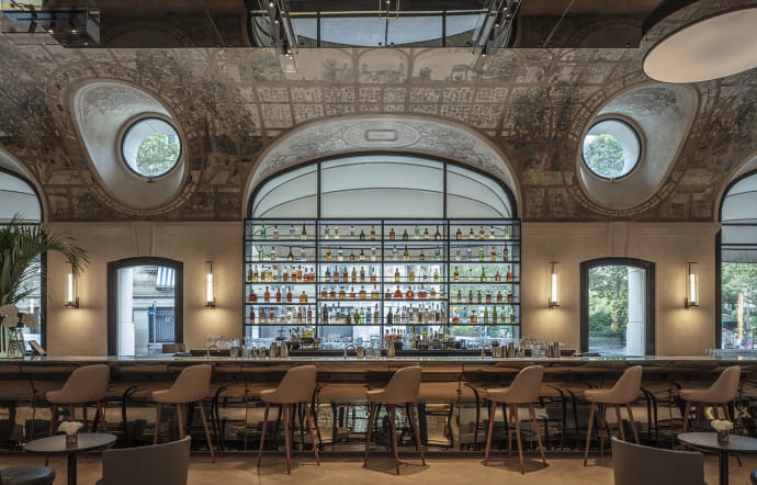 Hôtel Lutetia, 45 Boulevard Raspail (Paris 6). Tél. +33 1 49 54 46 00. www.hotellutetia.com