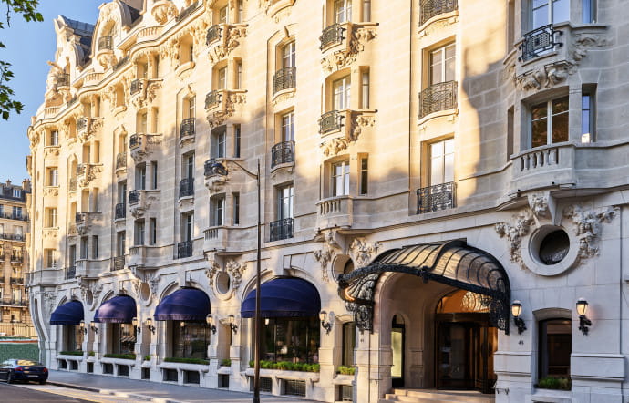 Hôtel Lutetia, 45 Boulevard Raspail (Paris 6). Tél. +33 1 49 54 46 00. www.hotellutetia.com