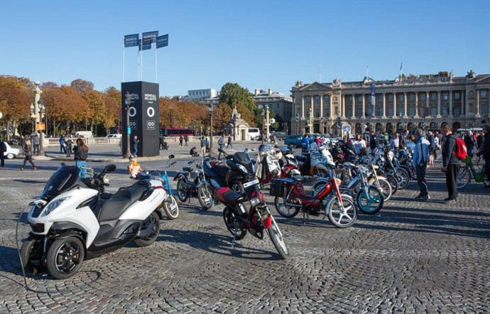La parade des 120 ans de Peugeot Motocycles, organisée sur la place de la Concorde, en octobre dernier, lors du dernier Mondial.