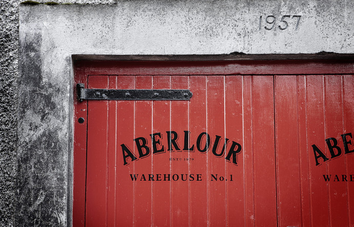 Comme plus de la moitié des distilleries de malt écossais, Aberlour est installée dans la région du Speyside. Elle a été fondée en 1879 par James Fleming, à proximité de la rivière Lour.