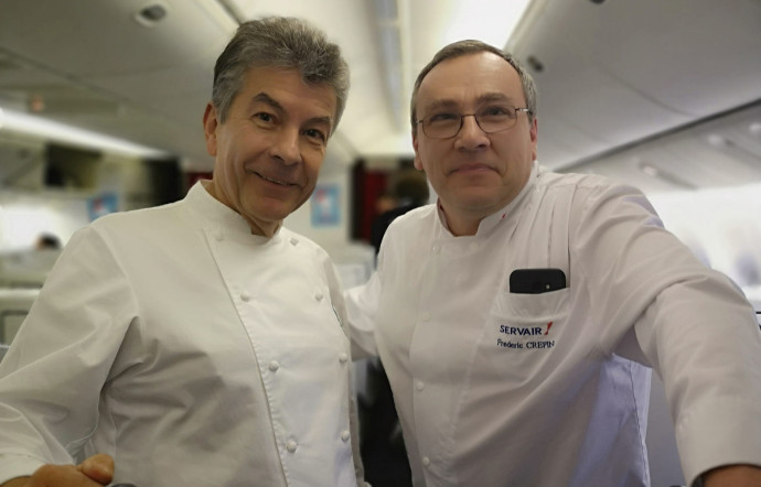 Régis Marcon (trois étoiles Michelin) accompagné de Frédéric Crépin, chef Servair, sur le vol AF010 d’Air France entre Paris et New York.