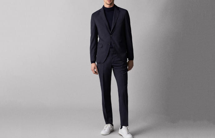 Costume de voyage, Massimo Dutti, veste 249 €, pantalon 79,95 €.