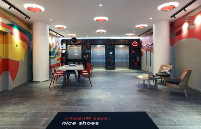 Dès l’entrée, le CitizenM affiche sa passion pour les couleurs vives.